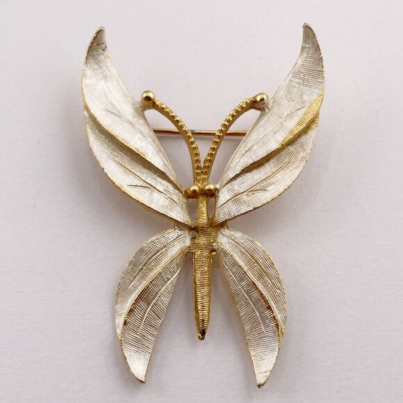BSK Vintage brushed gold tone metal butterfly brooch ~ 1950s 1960s insect pin - Picture 3 of 8